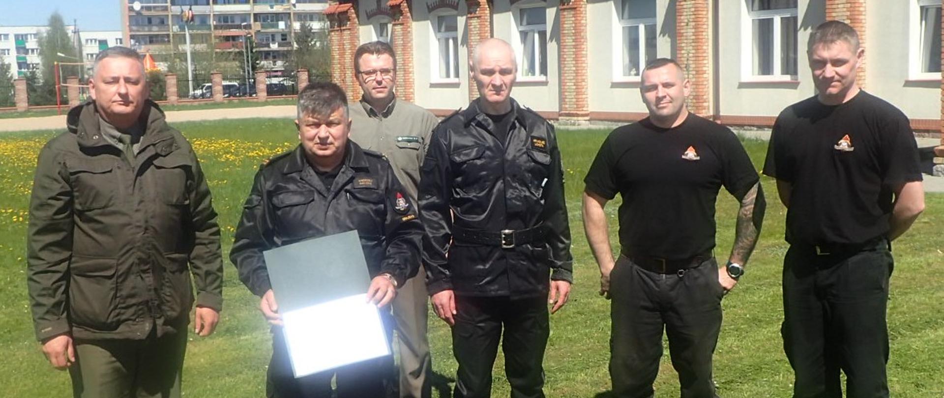 Funkcjonariusze PSP oraz pracownicy Lasów Państwowych 