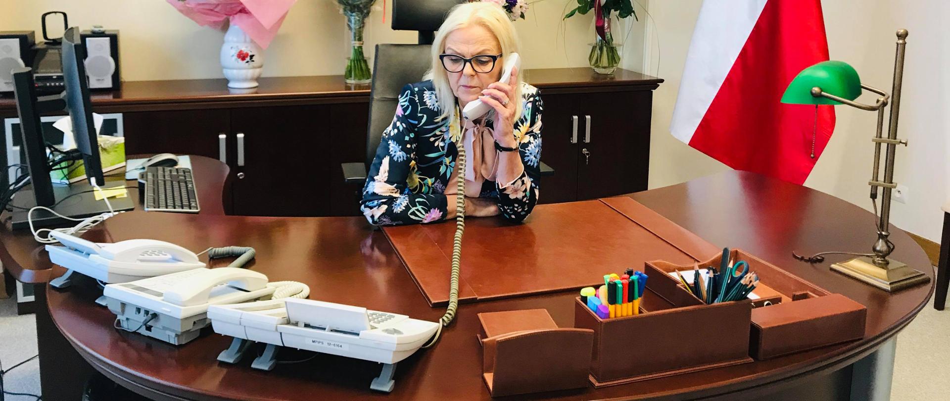 Minister Borys-Szopa rozmawia z wojewodą opolskim.