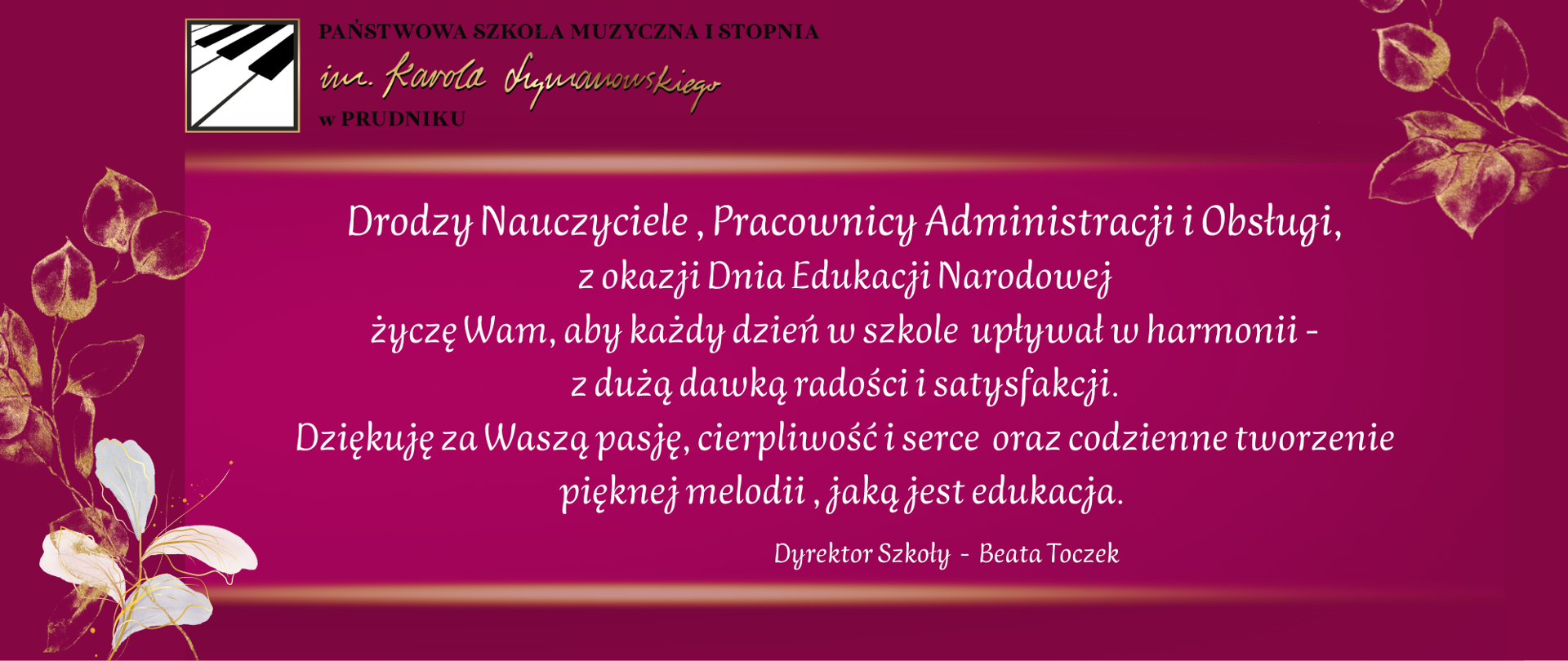 Życzenia dla szkoły z okazji Dnia Edukacji Narodowej. Na bordowym tle białe napisy z życzeniami. Baner ozdobiony motywami kwiatowymi. W lewym górnym rogu logo szkoły.