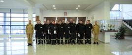 Grupowe zdjęcie uczestników szkolenia (16 funkcjonariuszy) w towarzystwie dwóch funkcjonariuszy Centralnej Szkoły PSP