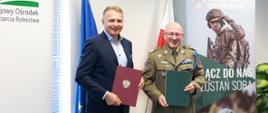 Henryk Smolarz, Dyrektor Generalny KOWR, i gen. bryg. dr Krzysztof Stańczyk, Dowódca Wojsk Obrony Terytorialnej RP, podpisują porozumienie o współpracy