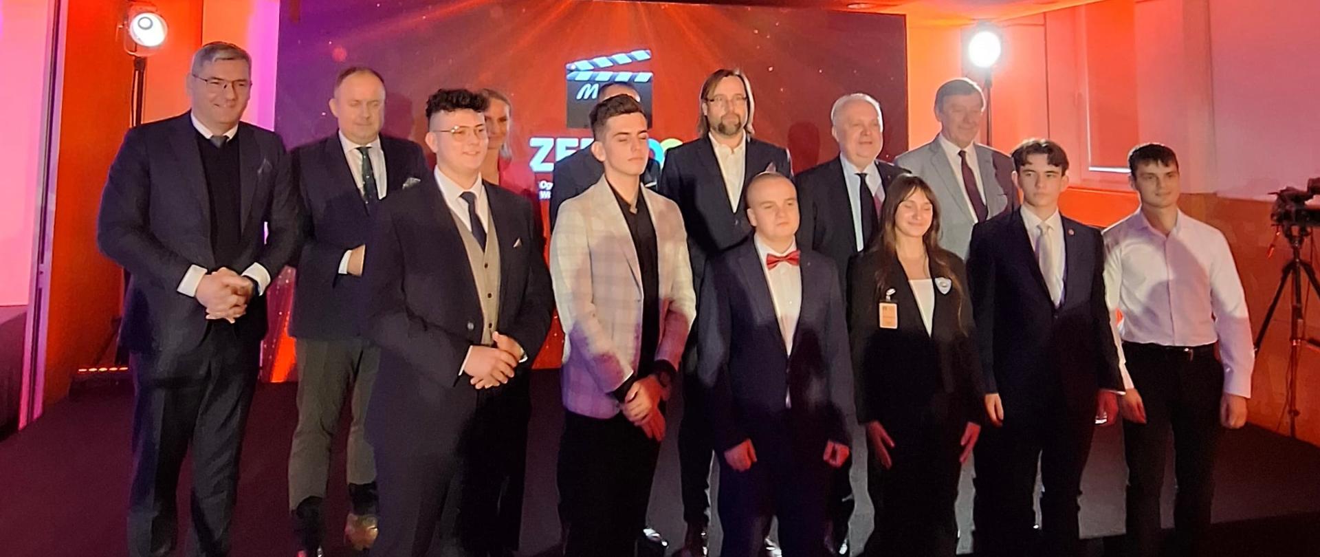 Laureaci VII edycji konkursu „Moja Wizja Zero” wraz z fundatorami nagród