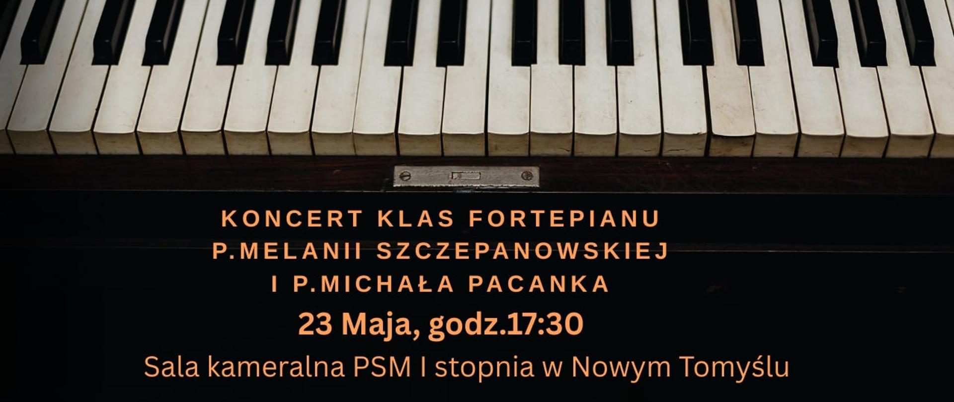 Plakat poziomy z tłem w kolorze czarnym. W jego górnej połowie znajduje się zdjęcie przedstawiające klawiaturę fortepianu, a nad nią pośrodku znajduje się ozdobna grafika. W dolnej części plakatu znajdują się informacje dotyczące koncertu klasy fortepianu, który odbędzie się 23.05.2025 roku. 
