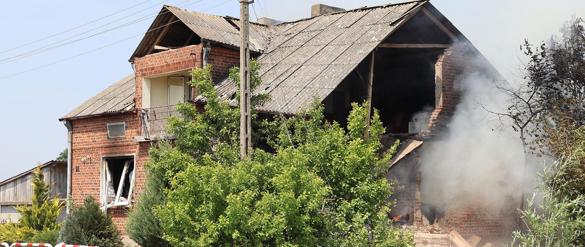 na zdjęciu widać częściowe zawalenie budynku jednorodzinnego