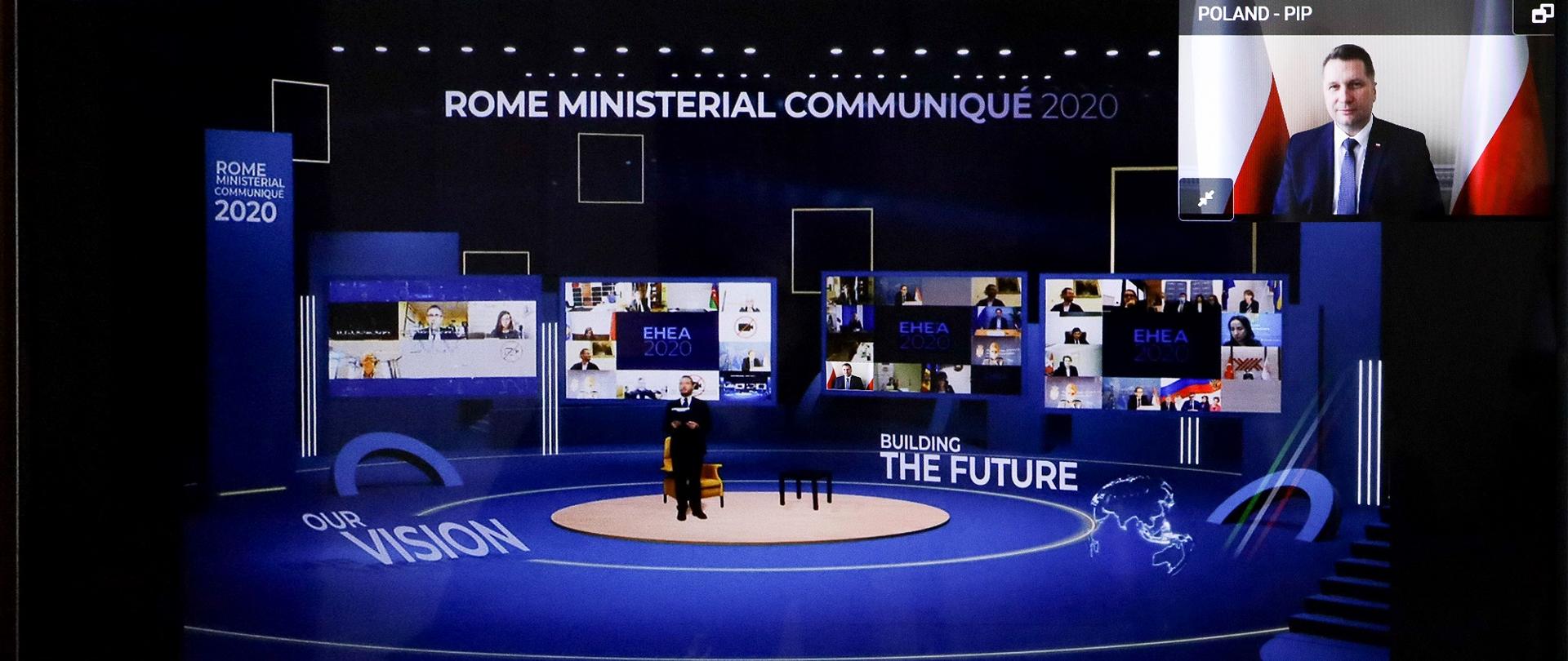 Ekran na którym widać ministrów uczestniczących zdalnie w konferencji. W powiększonym oknie minister Czarnek.