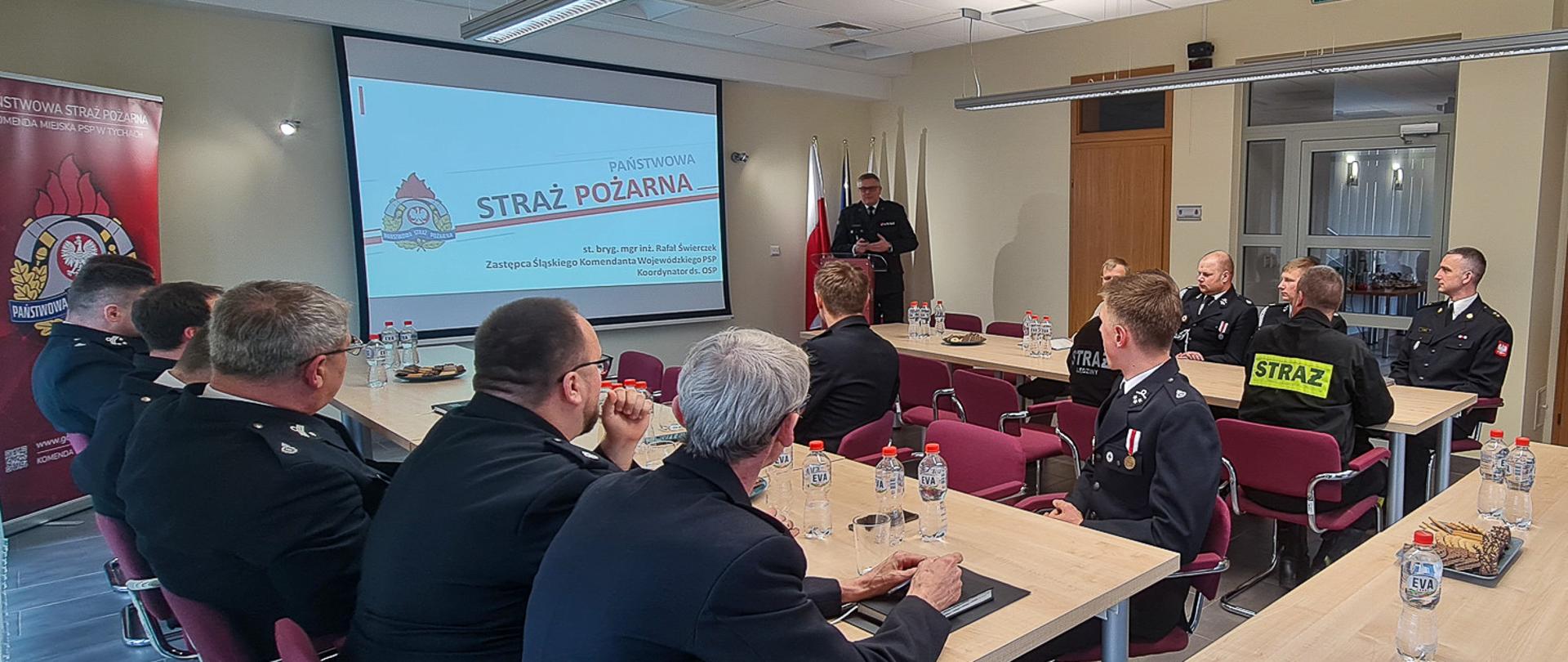 Spotkanie na sali sztabowej Komendy Miejskiej Państwowej Straży Pożarnej w Tychach, Zastępcy Śląskiego Komendanta Wojewódzkiego PSP st. bryg. Rafała Świerczka z prezesami oraz naczelnikami jednostek OSP z terenu powiatu bieruńsko - lędzińskiego