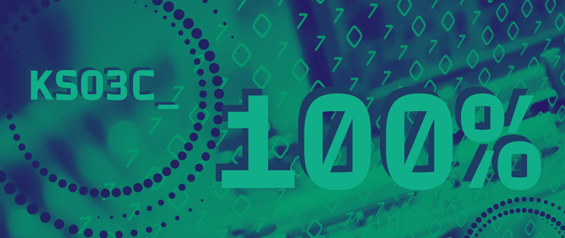 Grafika w tonacji zielono-niebieskiej z motywem kodu binarnego. Napis: KSO3C 100%.