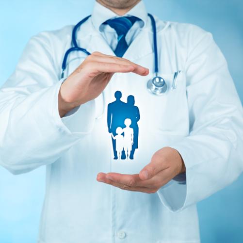 lekarz obejmujący dłońmi wizerunek rodziny