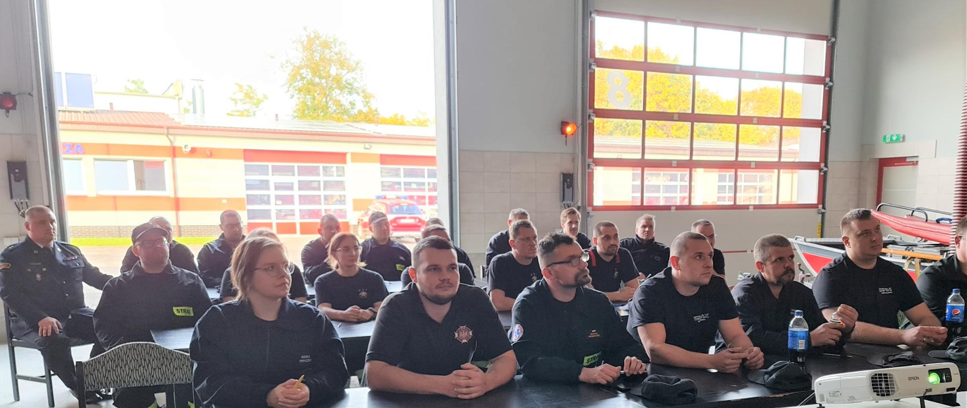 Na zdjęciu uczestnicy kursu oraz Komendant Powiatowy