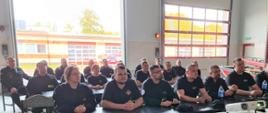 Na zdjęciu uczestnicy kursu oraz Komendant Powiatowy