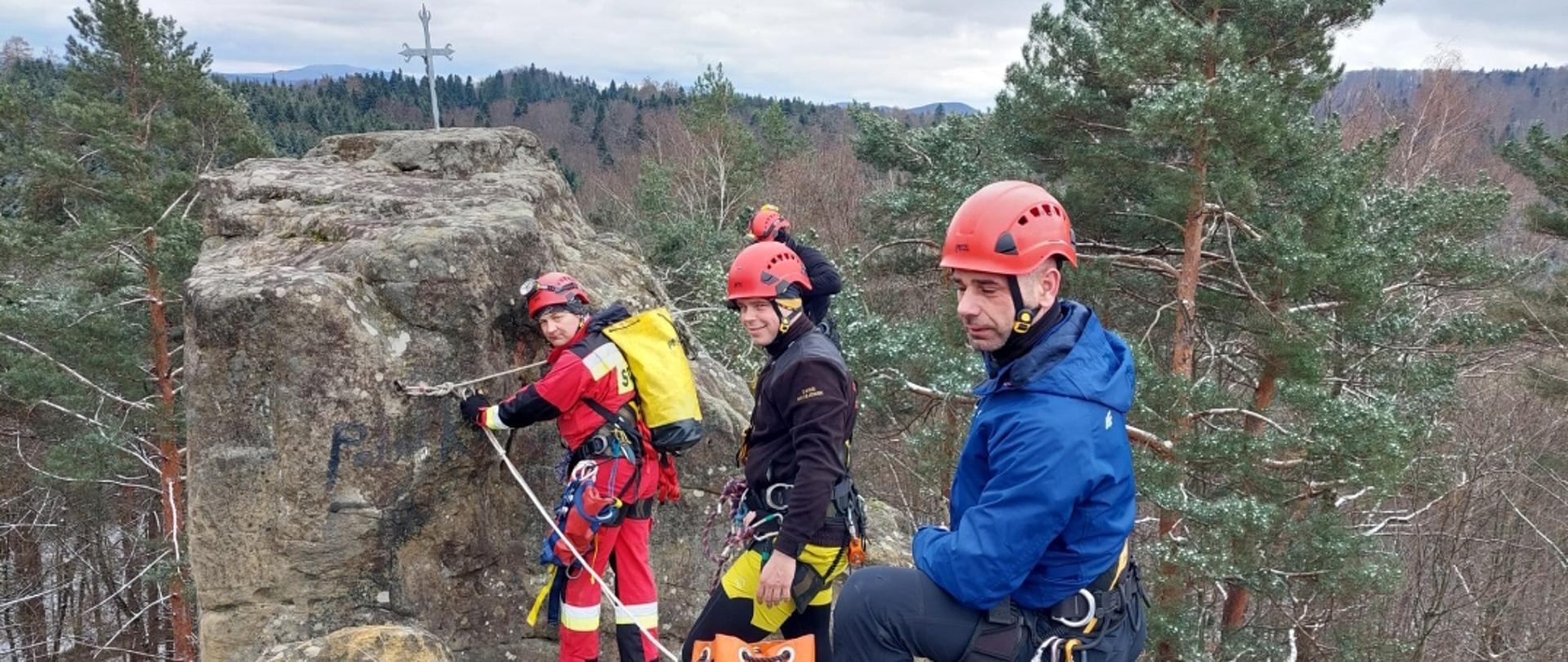 Zdjęcie przedstawia strażaków Specjalistycznej Grupy Ratownictwa Wysokościowego Krosno, ćwiczących na terenie skalnym na kamieniu Leskim.
