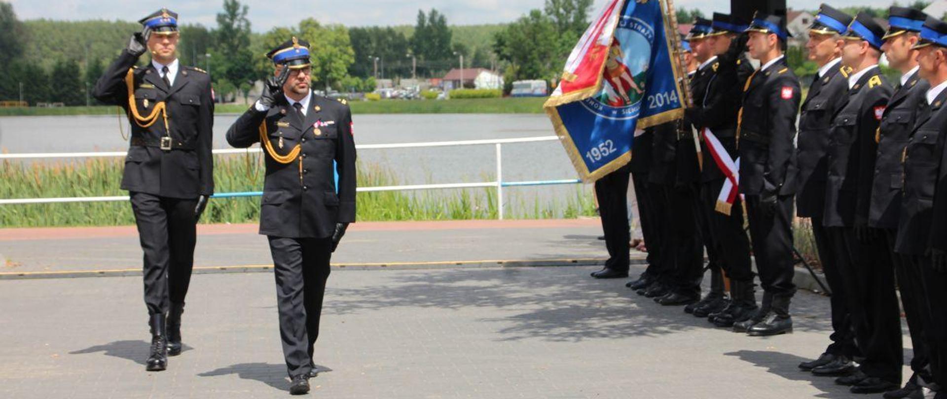 Powiatowe Obchody Dnia Strażaka w Siemiatyczach
Przegląd pododdziałów - dokonuje mł. bryg. Łukasz Chankowski