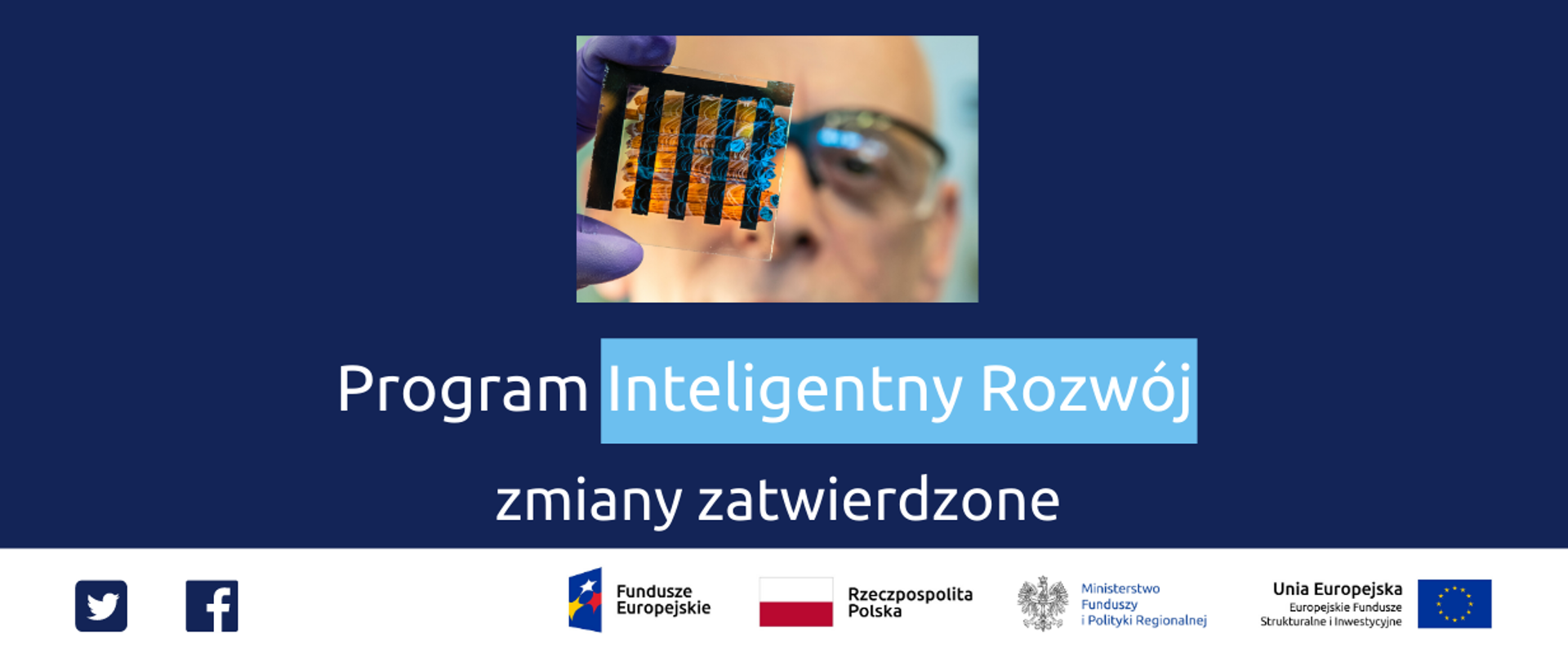 Napis: Program Inteligentny Rozwój zmiany zatwierdzone. Zdjęcie mężczyzny w okularach, który trzyma procesor. Na dole ikony Twittera i Facebooka, logo Funduszy Europejskiej, Ministerstwa Funduszy i Polityki Regionalnej, Unii Europejskiej oraz flaga Rzeczpospolitej Polskiej