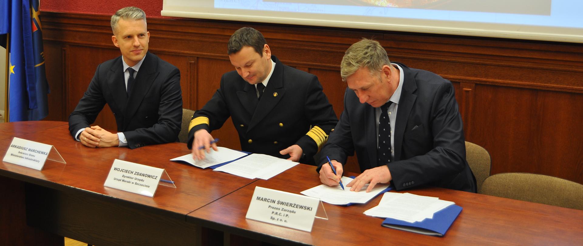 Teren pod budowę Przylądka Pomerania zostanie oczyszczony. 25 listopada 2025 r, w siedzibie Urzędu Morskiego w Szczecinie, została podpisana umowa na realizację zadania „Oczyszczenie z obiektów niebezpiecznych pochodzenia wojskowego akwenów objętych inwestycją pn. Budowa falochronu dla nowego Portu Zewnętrznego w Świnoujściu”. W wydarzeniu wziął udział wiceminister infrastruktury Arkadiusz Marchewka. 