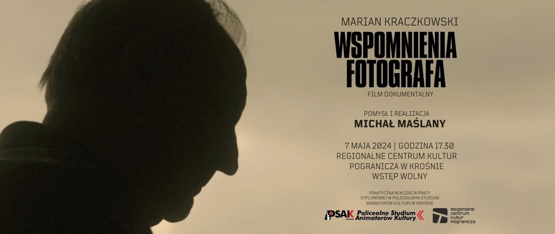 Plakat informujący o wystawie fotograficznej Michała Maślanego w dniu 7 maja 2024 r. w Regionalnym Centrum Kultur Pogranicza w Krośnie. Na plakacie portret bohatera filmu oraz informacje o wydarzeniu. Tło plakatu jednolite - szare. 