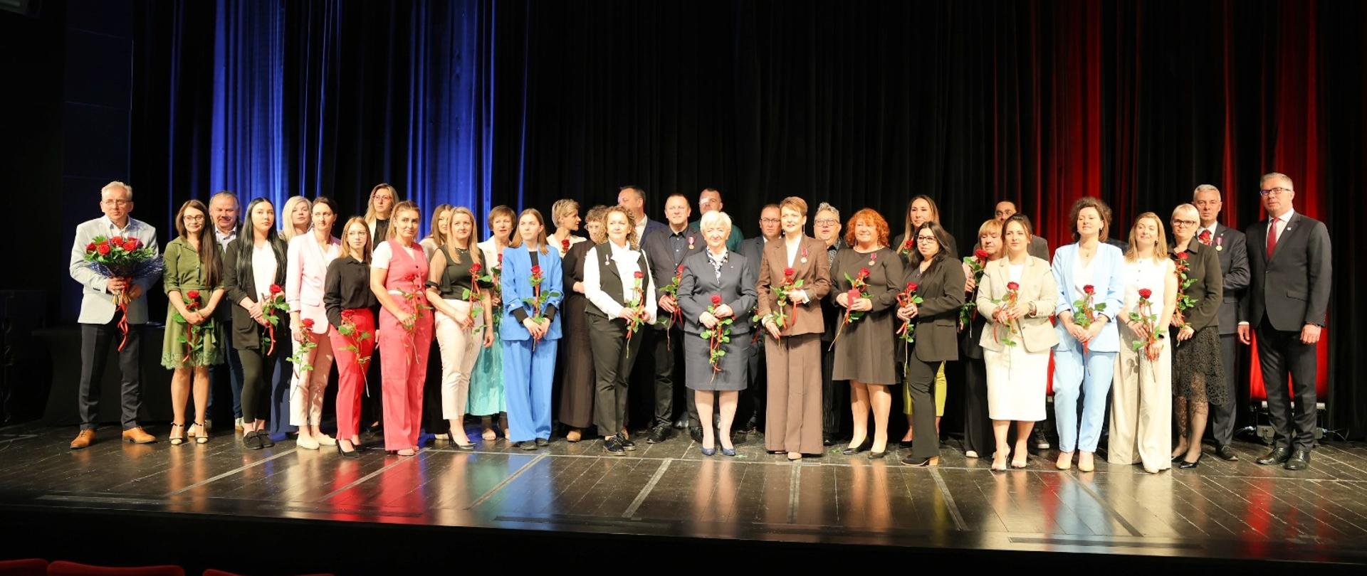 Pamiątkowe zdjęcie wojewody łódzkiego Doroty Ryl wspólnie z wyróżnionymi 