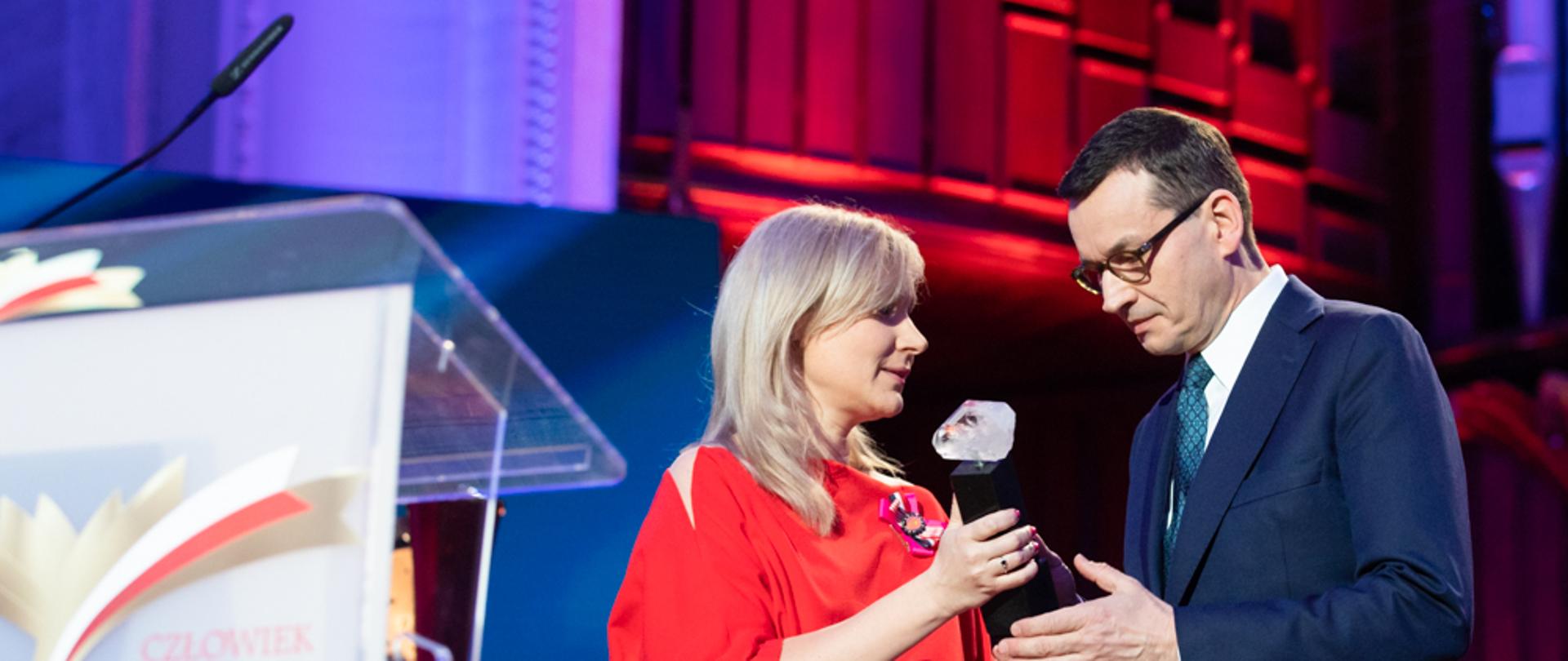 Premier odbiera nagrodę. 