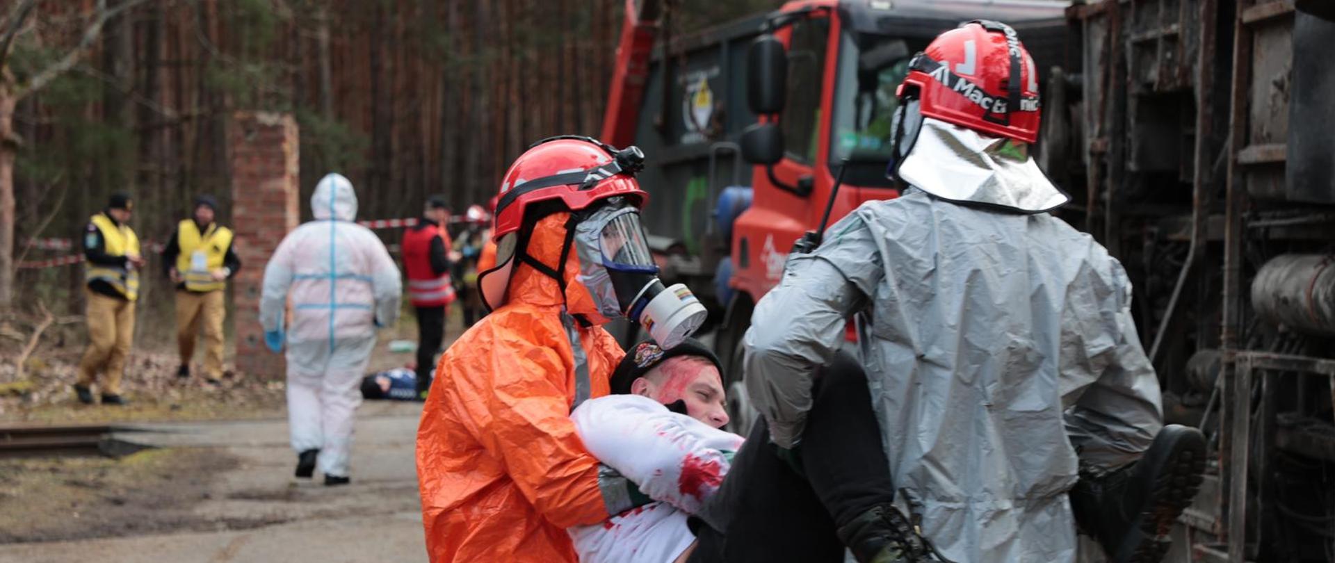 „LUBUSKIE ŻYWIOŁY 2023” Dzień 2 - strażacy ewakuują osobę poszkodowaną
