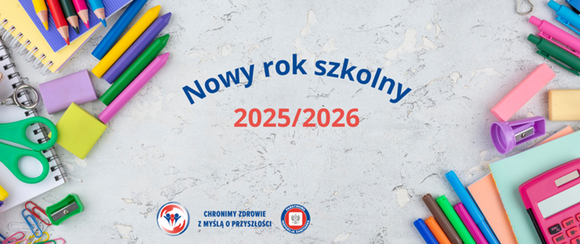 Grafika przedstawia porozrzucane przybory szkolny. Po prawej stronie znajdująsie kolorowe pisaki, różowy kalkulator, fioletowa temperówka, kolorowe karteczki i długopisy. Po lewej stronie znajdują się kredki ołówkowe i świecowe, zeszyty z metalową spiralą, gumki do ścierania, nożyczki z zieloną rączką, zielona temperówka i kolorowe spinacze. Na środku umieszczono napis Nowy rok szkolny 2025/2026, a pod nim umieszczono dwa logo Inspekcji Sanitarnej oraz napis chronimy zdrowie z myślą o przyszłości.