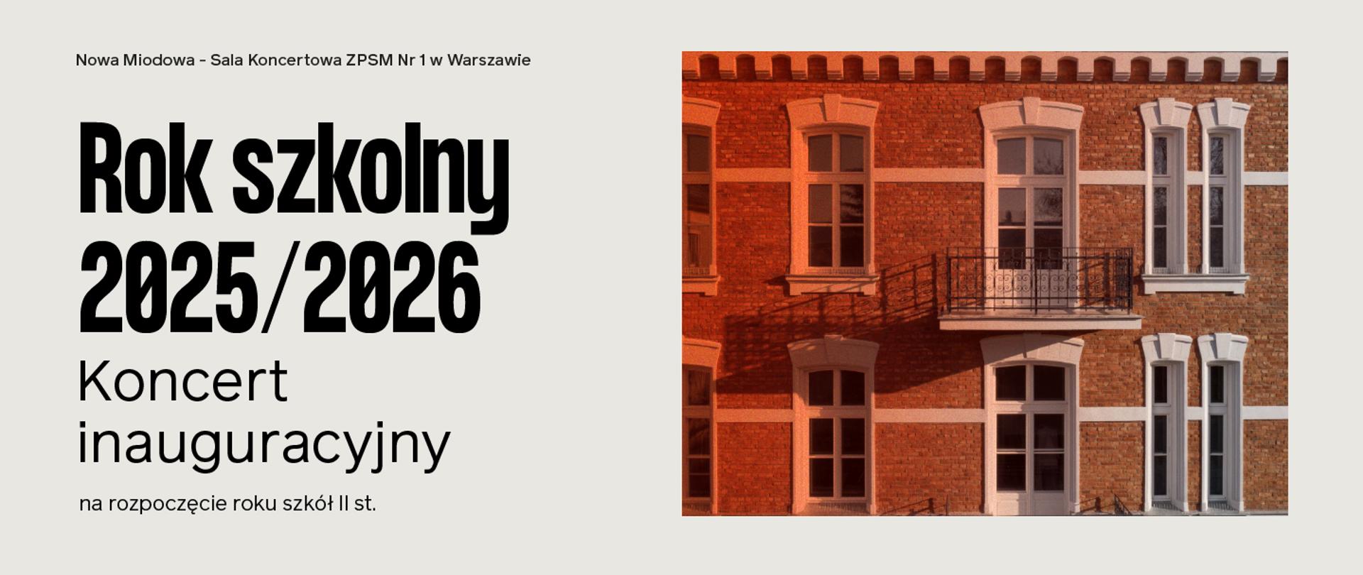 Plakat promujący koncert inauguracyjny na rozpoczęcie roku szkolnego 2025/2026 szkół II stopnia. Duży czarny napis: 'Rok szkolny 2025/2026. Koncert inauguracyjny'. W tle zdjęcie elewacji ceglanego budynku z białymi oknami i balkonami, z nałożonym czerwonym filtrem graficznym.