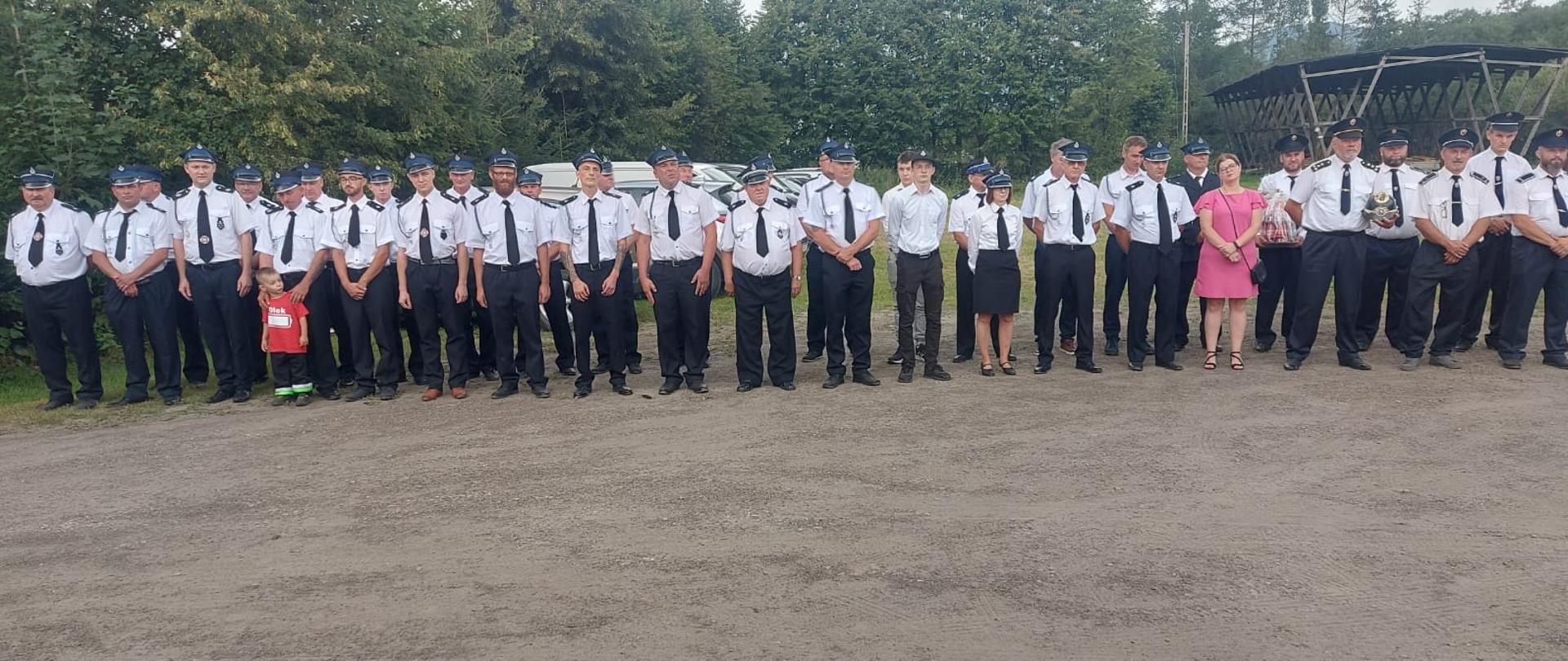Na zdjęciu widać ustawionych w szeregu druhów z różnych jednostek OSP i wśród nich komendanta powiatowego PSP w Ustrzykach Dolnych