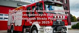 Na zdjęciu znajduje się nowoczesny czerwony samochód ratowniczo-gaśniczy marki Renault, zaparkowany przed budynkiem strażnicy. Pojazd jest oznaczony numerem operacyjnym 501[S]21 i wyposażony w reflektory dachowe oraz różne elementy osprzętu strażackiego. Na przodzie widać tablicę rejestracyjną z oznaczeniem województwa śląskiego. W tle widoczny jest nowoczesny budynek straży pożarnej z szarymi i drewnianymi elewacjami oraz garażem z czerwoną bramą. Na zdjęcie nałożony jest tekst informujący o dofinansowaniu zakupu samochodów ratowniczo-gaśniczych dla jednostek Ochotniczych Straży Pożarnych w roku 2025.