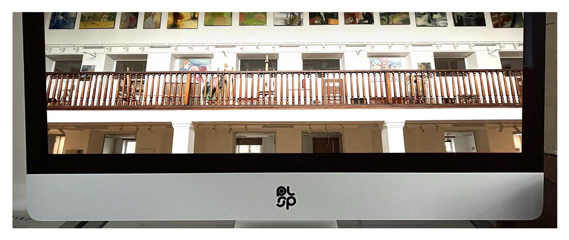 monitor z widocznym w nim wnętrzem szkoły z obrazami na ścianach, logo plsp na dole 
