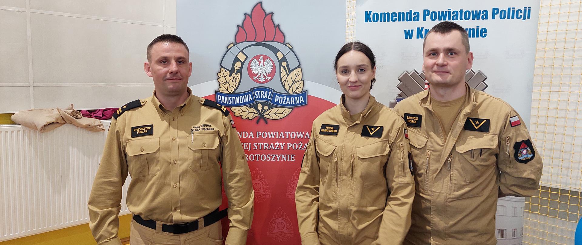 Zdjęcie przedstawia strażaków podczas targów pracy