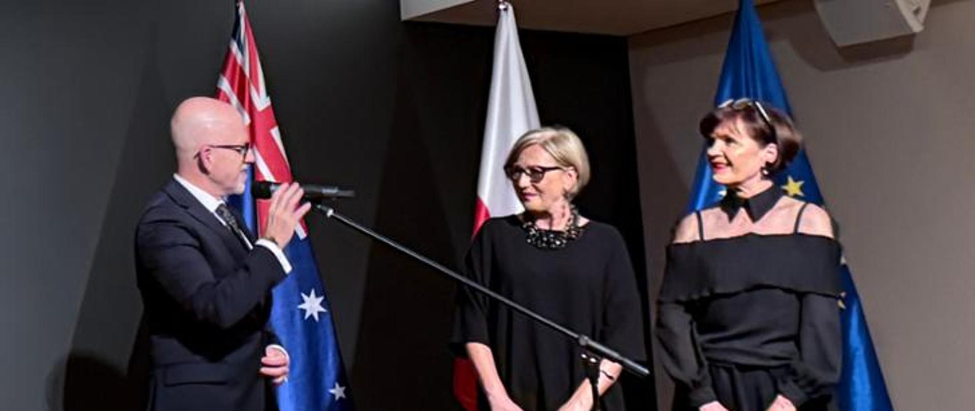 The photo shows Consul General Piotr Rakowski with Elżbieta Chylewska, Marta Kieć-Gubała