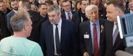 Prezydent i minister zwiedzają staoiska wystawowe