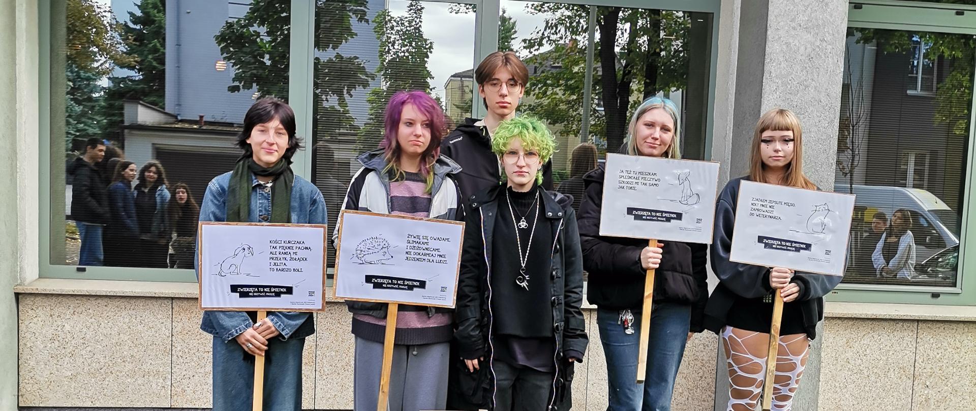 Tabliczki edukacyjne Zwierzęta, to nie śmietnik. Nie krzywdź, proszę.zamieszczone przed budynkiem 