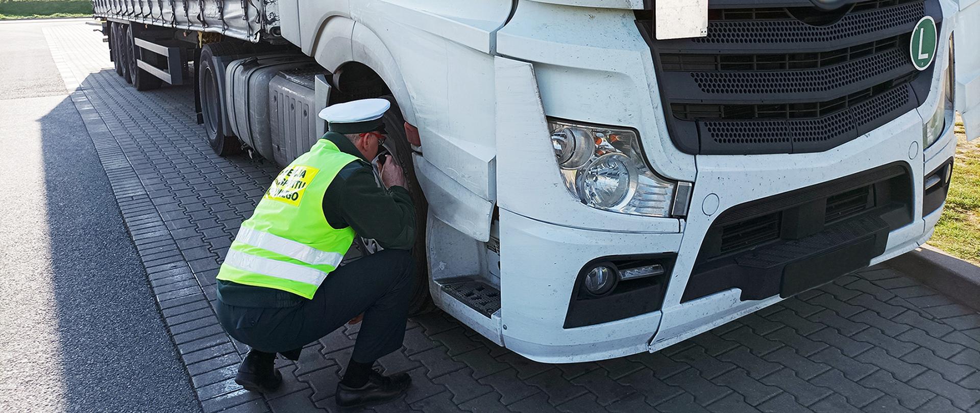 Kontrola pojazdu ciężarowego, zatrzymanego przez inspektorów z elbląskiego oddziału WITD w Olsztynie
