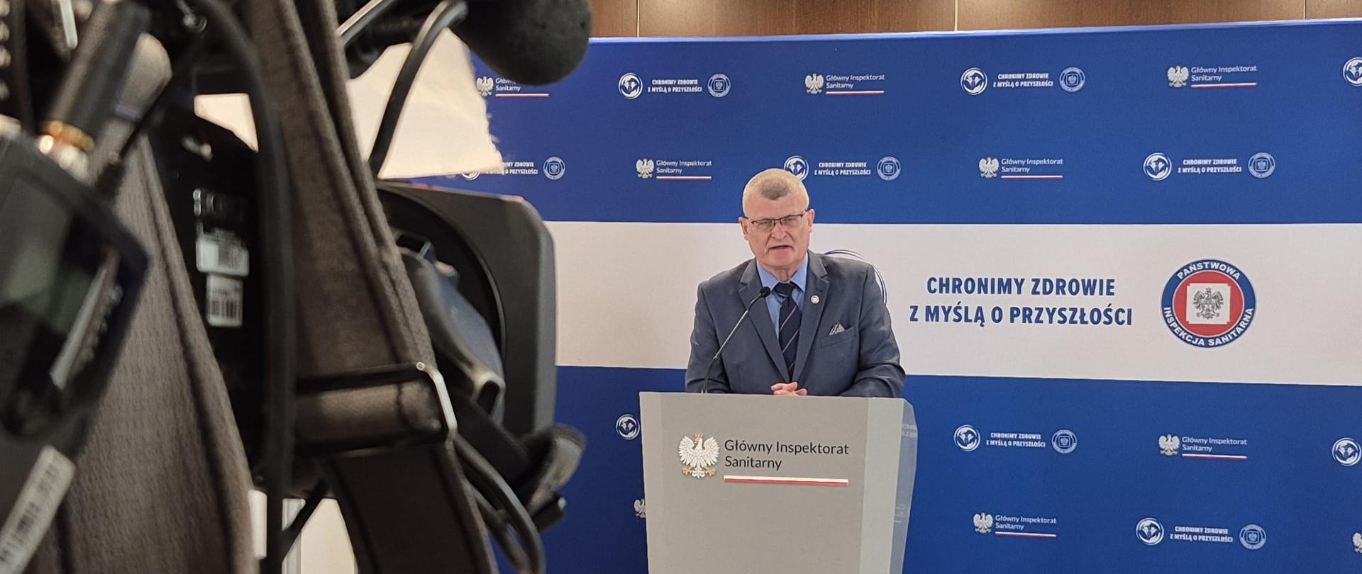 Min. Paweł Grzesiowski podczas briefingu