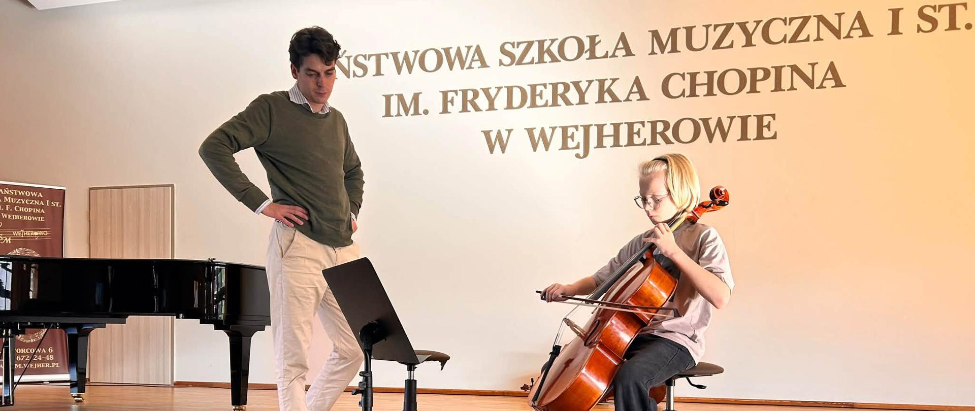 Jakub Grzelachowski prowadzi lekcję z młodą wiolonczelistką.