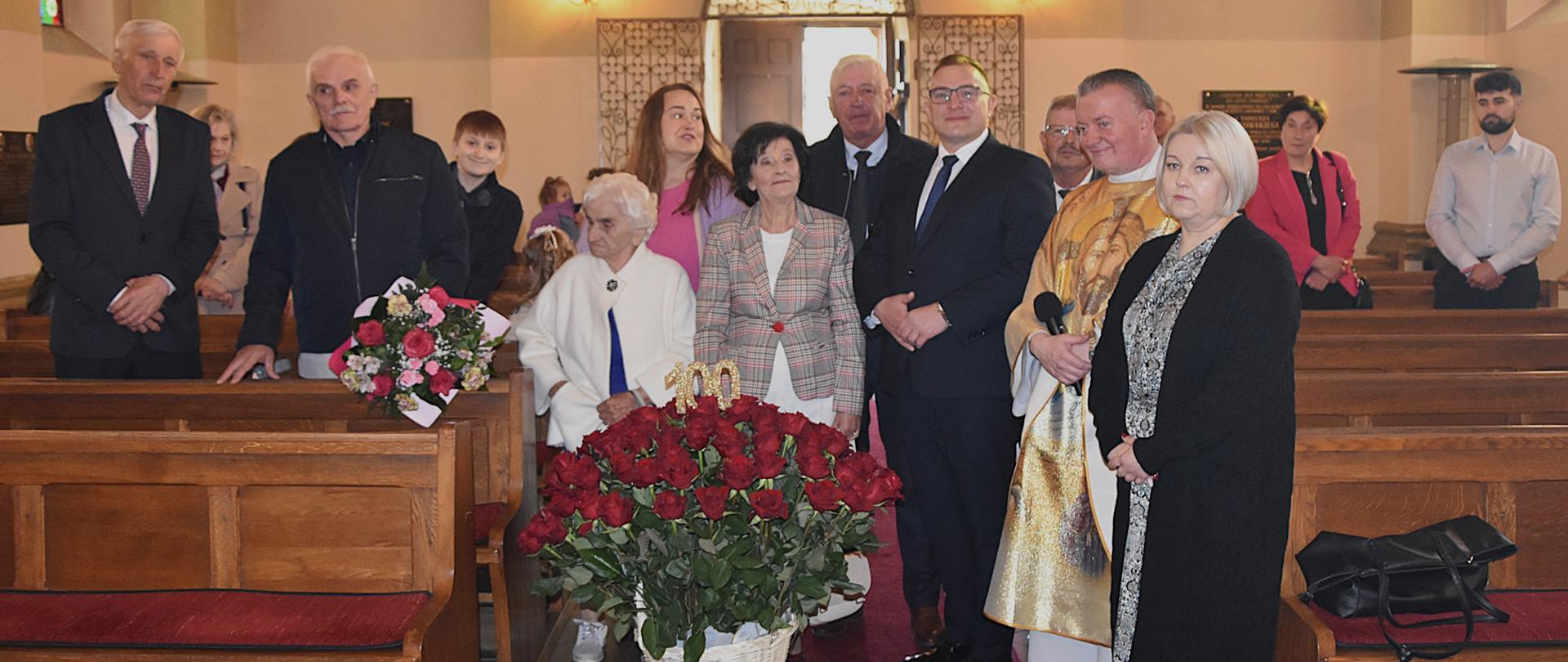 Na zdjęciu widać kobiety i mężczyzn