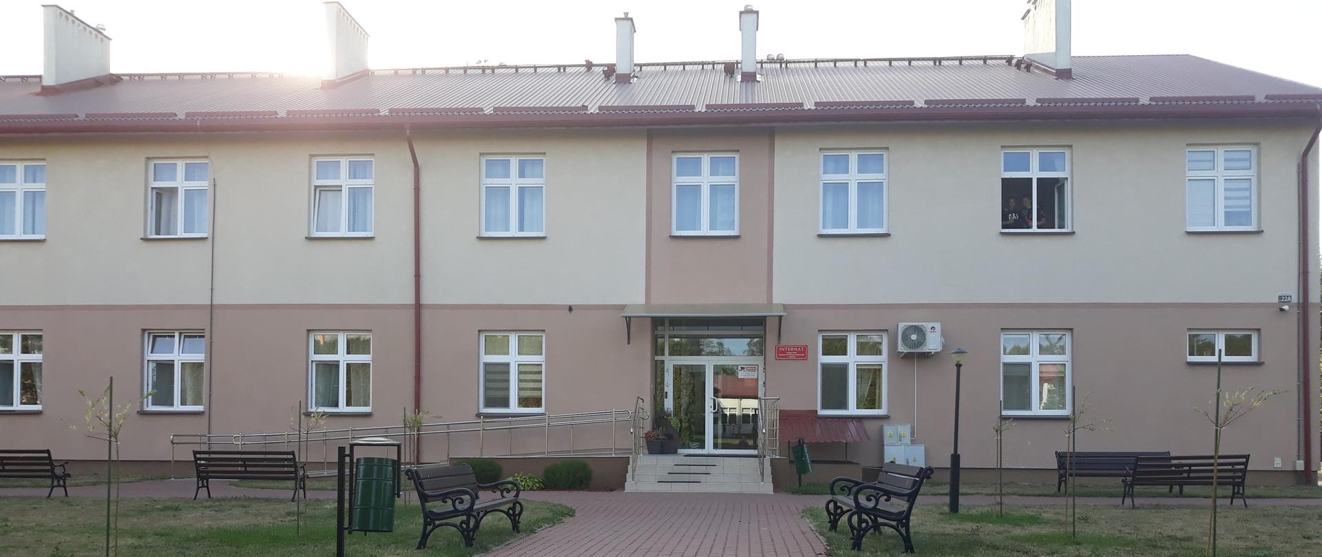 Zdjęcie przedstawia budynek internatu ZSCKR w Janowie.