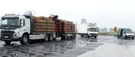 Ciężarówka z nadmiarem przewożonych wyrobów z drewna stoi w punkcie kontrolnym wielkopolskiej Inspekcji Transportu Drogowego.