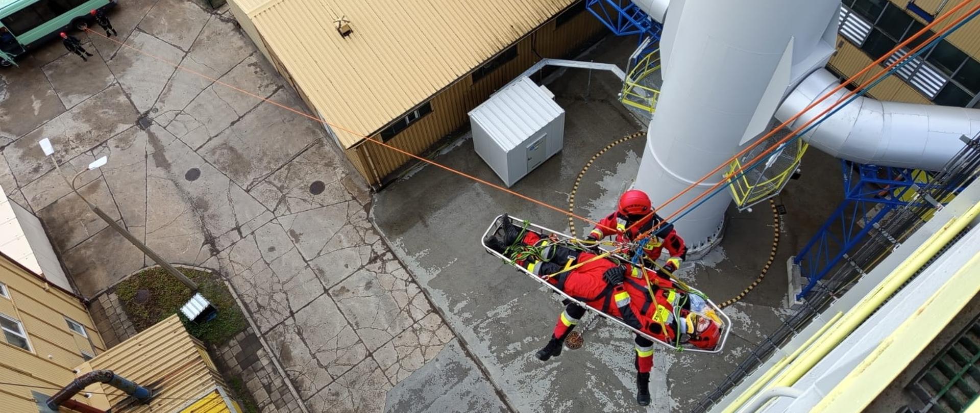 Strażacy podczas kursu wysokościowego