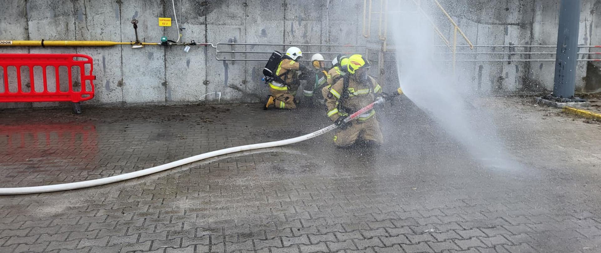 Strażacy podczas ćwiczeń na terenie Zakładu Produkcyjnego Bunge