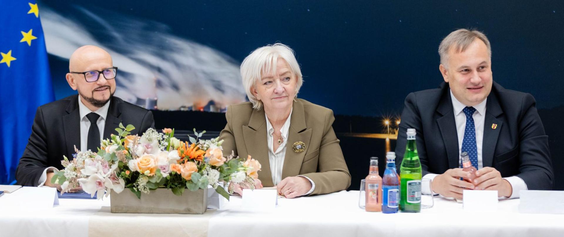 Uczestnicy spotkania, od lewej: wójt gminy Bełchatów - Konrad Koc, wojewoda łódzki Dorota Ryl oraz wicemarszałek województwa łódzkiego Piotr Wojtysiak 