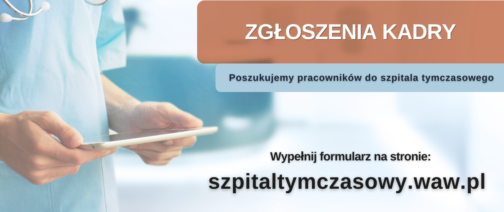 Grafika przedstawiające osobę trzymającą tablet. Z boku znajdują się napisy: Zgłoszenia kadry. Poszukujemy pracowników do szpitala tymczasowego. Wypełnij formularz na stronie: szpitaltymczasowy.waw.pl. Na dole znajduje się logo Mazowieckiego Urzędu Wojewódzkiego oraz adres strony: www.gov.pl/uw-mazowiecki.