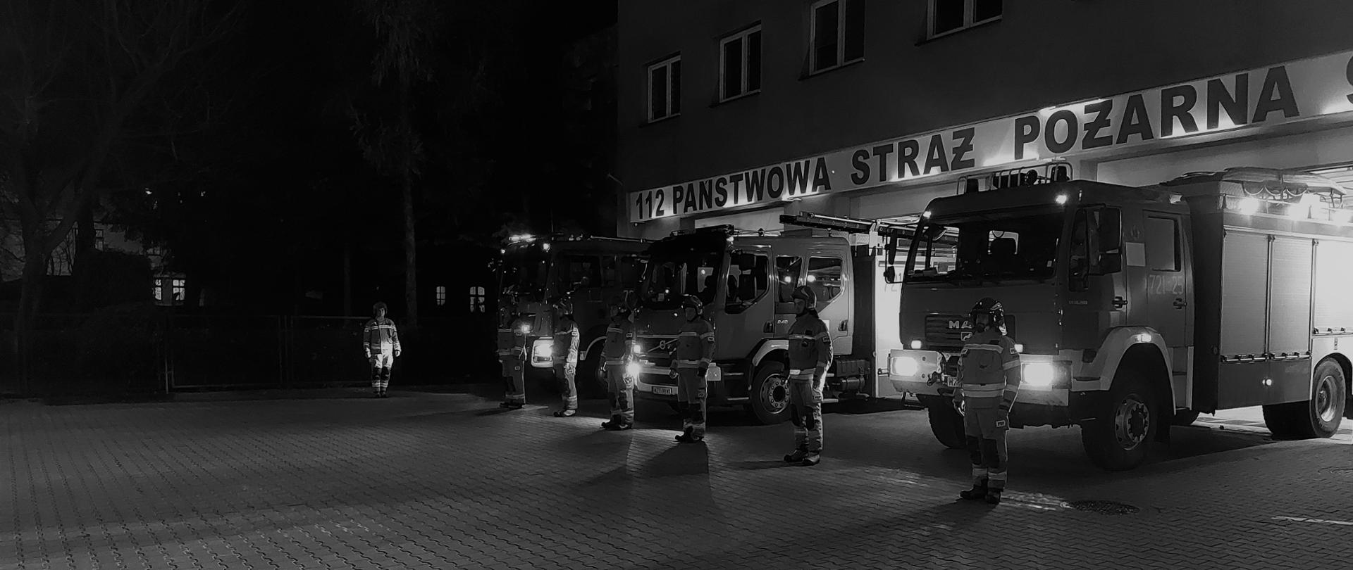 Strażacy przed strażnicą czarno białe zdjęcie