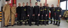 Wspólne zdjęcie funkcjonariuszy pełniących służbę na zmianie I w JRG Wodzisław Śląski z nowym dowódcą zmiany