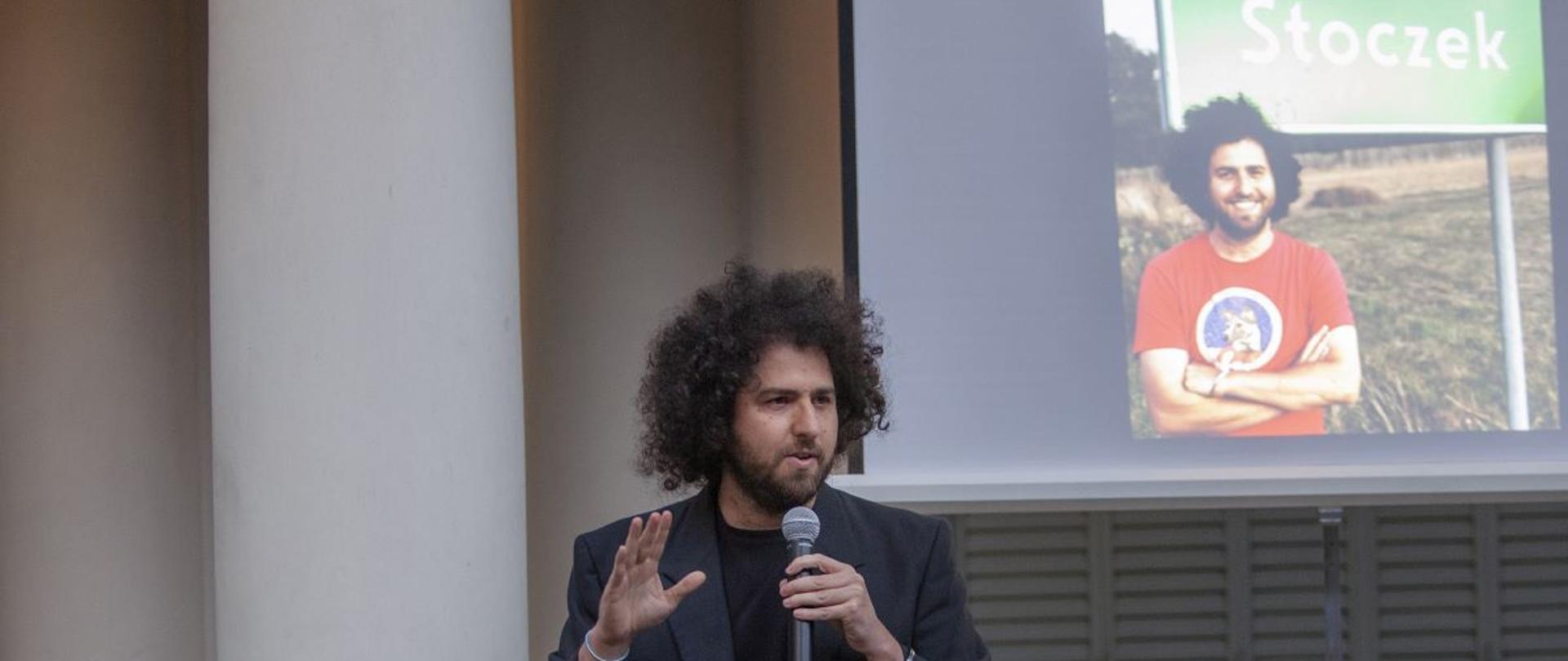 La idea principal fue rendir el homenaje a sus abuelos polacos en un acto simbólico de posar los restos de los platos en el memorial del pueblo, y se convirtió en un proyecto de viaje por Europa con los homenajes de diferentes personas que confiaron en sus manos los pedazos de platos de sus familias.