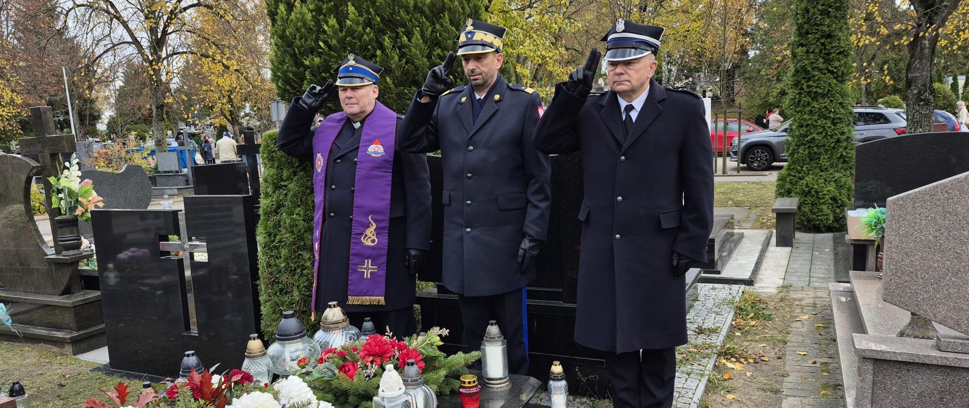 Strażacy przy grobie oddają hołd