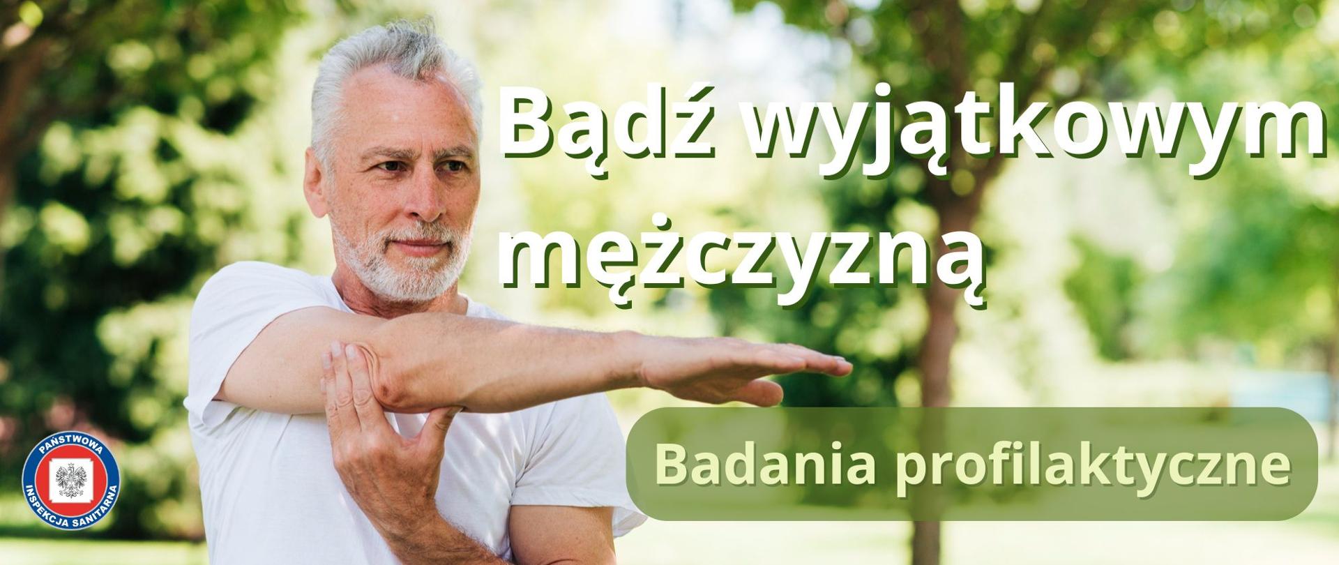 Mężczyzna w średnim wieku ćwiczy w parku
