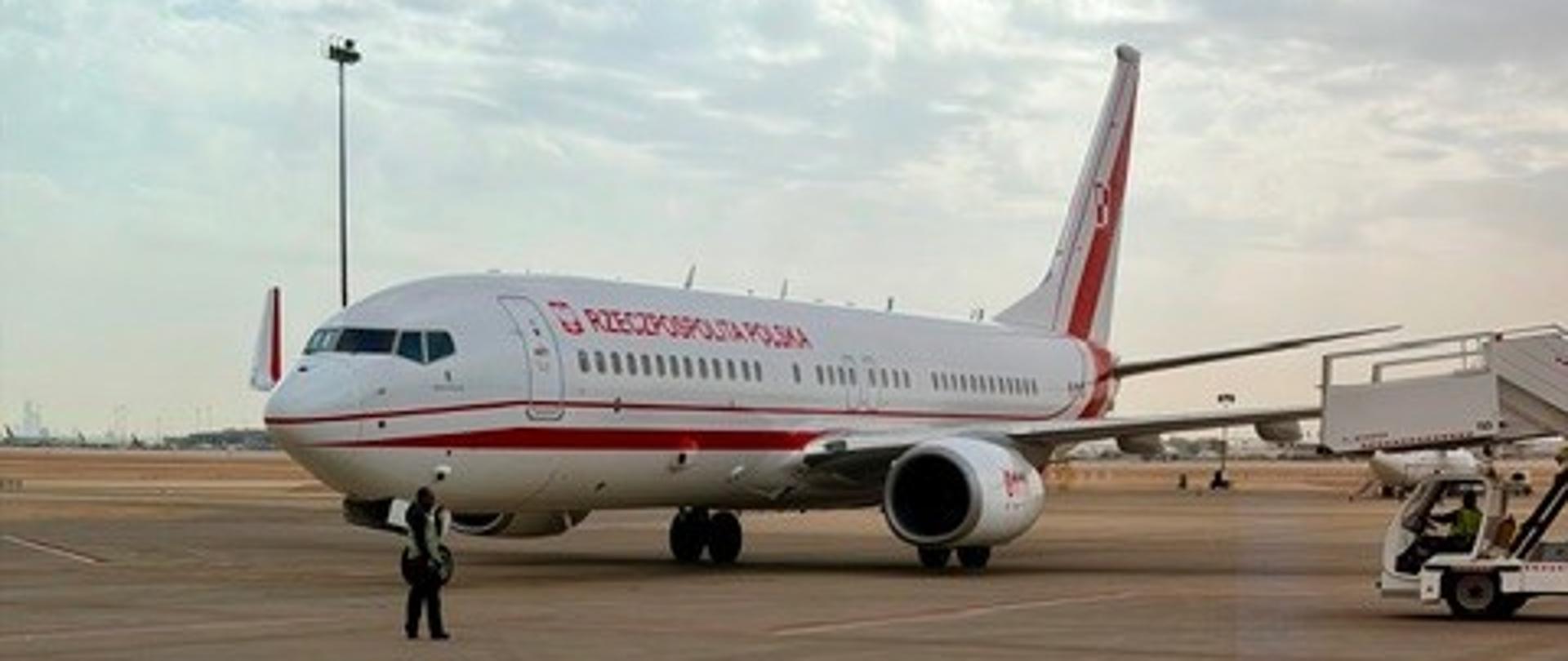 Samolot rządowy do ewakuacji Polaków na lotnisku w Rijadzie. 