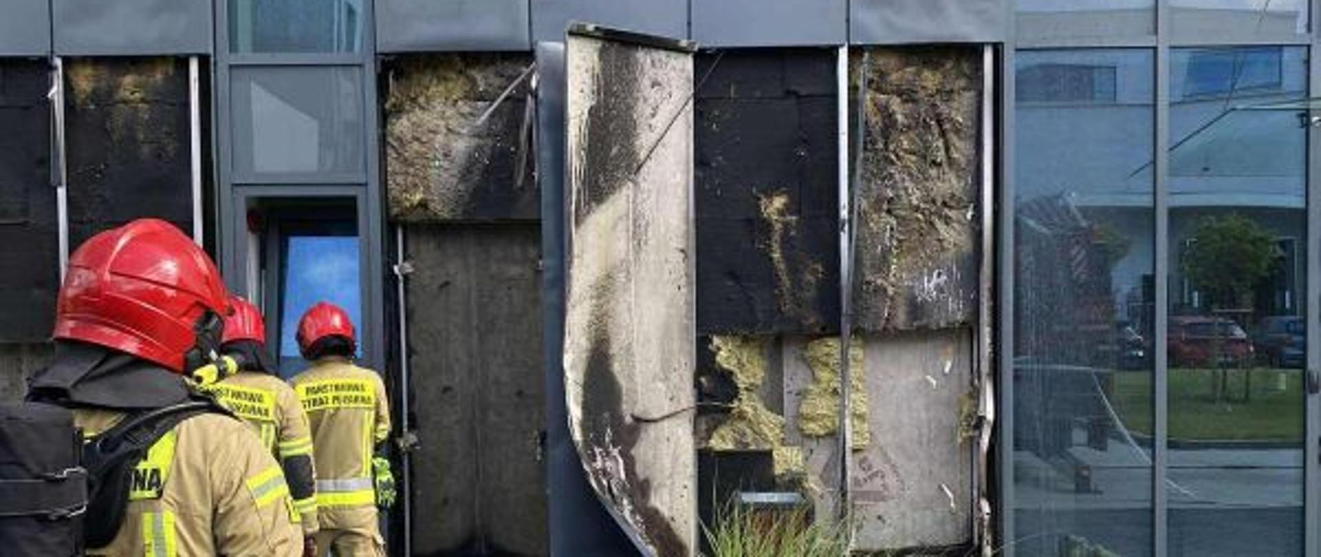 Działania gaśnicze elewacji budynku