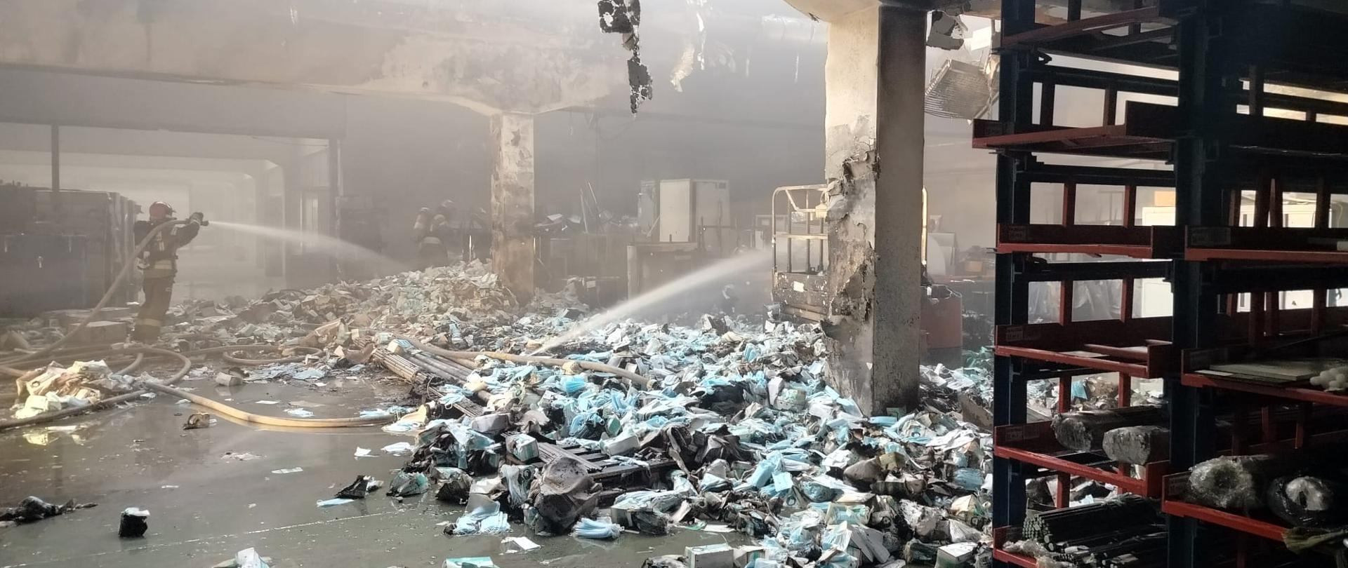 Pożar magazynu w budynku produkcyjno-usługowym w Białymstoku