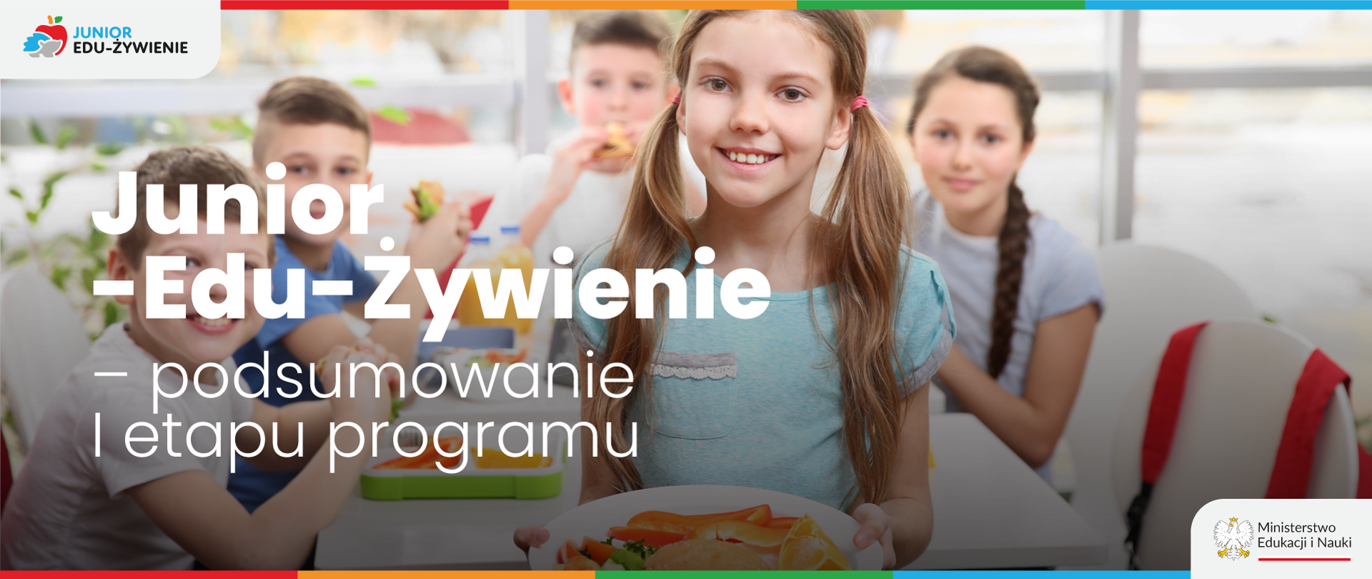 Napis Junior-Edu-Żywienie – podsumowanie I etapu programu w wtle dzieci siądzące i jedzące przy stole